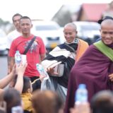 Der buddhistische Mönch Thich Minh Tue ist mit seinen Begleitern in der Nähe von Ubon Ratchathani im Norden von Thailand unterwegs.