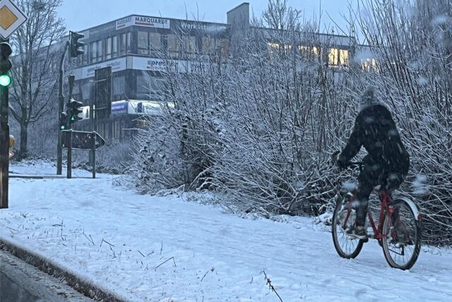 Radfahrer im Schnee.