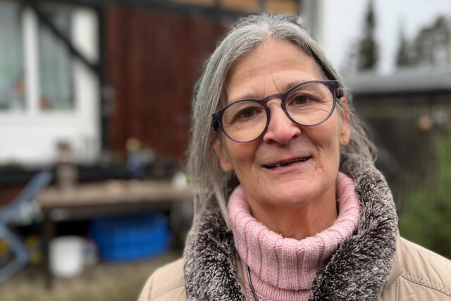Die Unnaerin Margret Lohrmann steht vor ihrem Haus in Unna