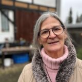 Die Unnaerin Margret Lohrmann steht vor ihrem Haus in Unna