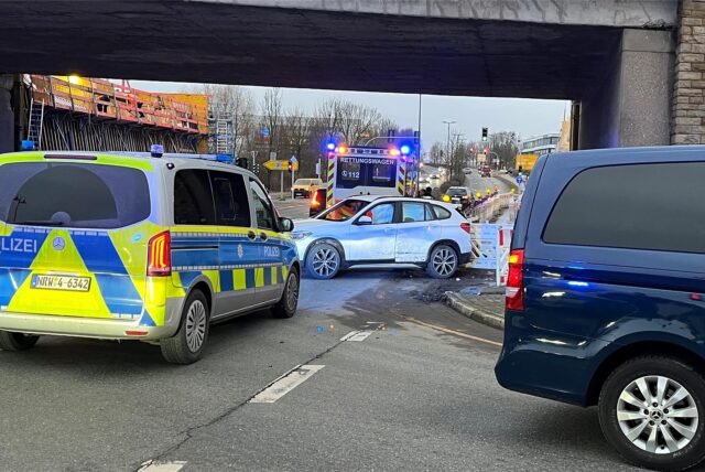 Zwei Autos sind im Bereich der B1-Auffahrt in Holzwickede zusammengestoßen.