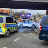 Zwei Autos sind im Bereich der B1-Auffahrt in Holzwickede zusammengestoßen.