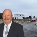 Rüdiger Kappenstein in einer Montage vor dem Baugebiet Buhrlande in Fröndenberg