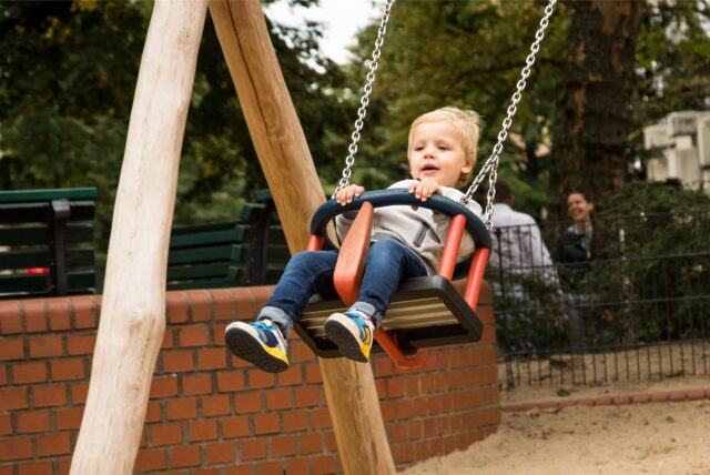 Verena Janke, Chris Fuhlendorf, Jens Steinweg, Dimitrios Axourgos und Katja Freudenberger (von links) beim Spatenstich auf dem Spielplatz.