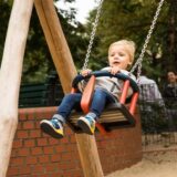 Verena Janke, Chris Fuhlendorf, Jens Steinweg, Dimitrios Axourgos und Katja Freudenberger (von links) beim Spatenstich auf dem Spielplatz.
