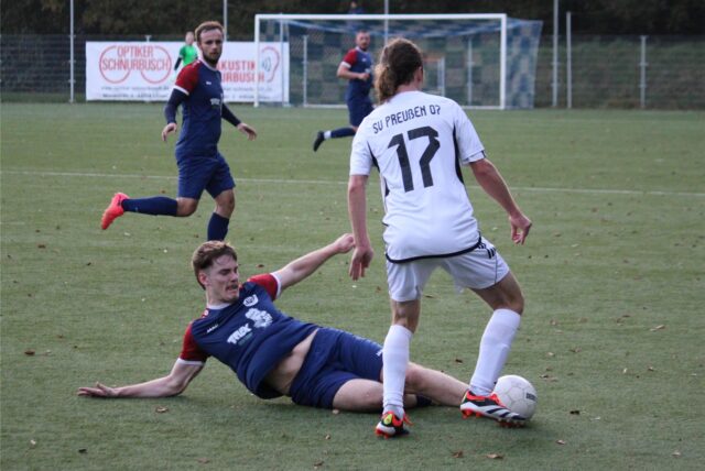 Daniel Diesner geht ins Dribbling gegen einen grätschenden Spieler des BV Lünen