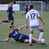 Daniel Diesner geht ins Dribbling gegen einen grätschenden Spieler des BV Lünen