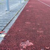 Löchrige Tartanbahn auf dem Sportplatz Dahl