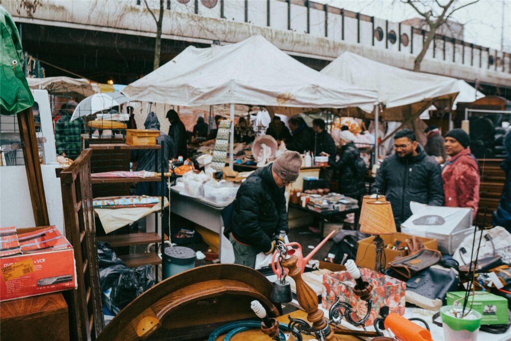 Deko, Haushaltsgegenstände und verschiedenste Gebrauchtwaren auf einem Flohmarkt. Deko, Haushaltsgegenstände und verschiedenste Gebrauchtwaren auf einem Flohmarkt.