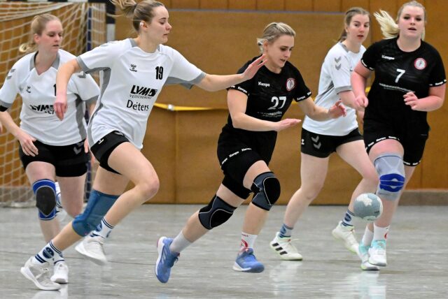 Martha Wegmann prellt mit dem Ball über das Handballfeld.
