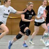 Martha Wegmann prellt mit dem Ball über das Handballfeld.