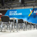 Leere Stühle und Tische stehen in der WT Energiesysteme Arena Riesa für den bevorstehenden AfD-Bundesparteitag am 11. und 12. Januar 2025 bereit.