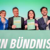 Franziska Brantner (l-r), Bundesvorsitzende von Bündnis 90/Die Grünen, Robert Habeck, Bundesminister für Wirtschaft und Klimaschutz und Kanzlerkandidat von Bündnis 90/Die Grünen, Annalena Baerbock (Bündnis 90/Die Grünen), Außenministerin, und Felix Banaszak, Bundesvorsitzender von Bündnis 90/Die Grünen, stellen den Entwurf des Wahlprogramms der Grünen zur Bundestagswahl 2025 vor.