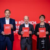Lars Klingbeil, Olaf Scholz und Saskia Esken bei der Vorstellung des Entwurfs für das SPD Wahlprogramm für die Bundestagswahl 2025.