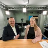 Stadtwerke-Chef Michael Freitag und Redakteurin Lina Wiggeshoff im Videostudio