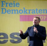 Christian Lindner, Bundesvorsitzender und Spitzenkandidat der FDP, spricht beim Auftakt der Wahlkampftour der Freien Demokraten (FDP) für die Bundestagswahl 2025 auf dem Luisenplatz vor dem Brandenburger Tor in Potsdam.