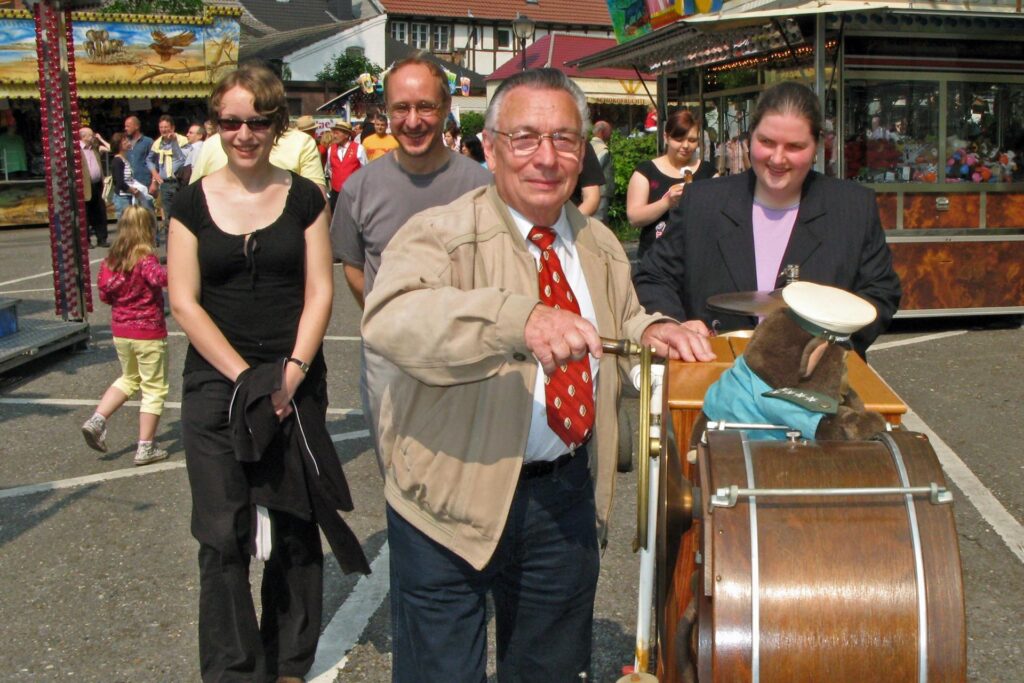 Hans Weiß zieht 2009 mit der Drehorgel seine Runden über die Maikirmes. Er hatte die Idee, auf diese Art zur Kirmeseröffnung für einen sozialen Zweck zu sammeln.