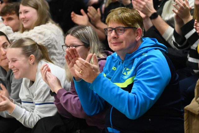 Oliver Bartosch applaudiert auf der Tribüne.