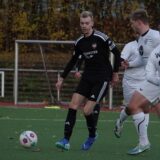 Bastian Ehrentraut passt einen Ball.