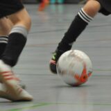 G-Jugendfußballer laufen einem Ball hinterher.