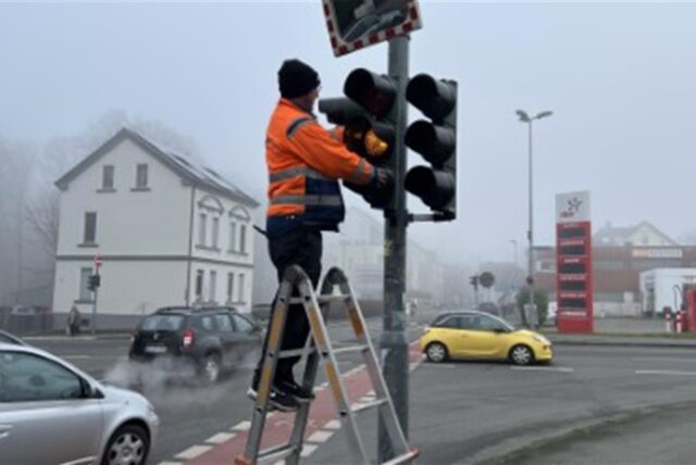 Nach dem Ausfall der Ampel am Beethovenring war kurzfristig ein Techniker vor Ort und behob das Problem.