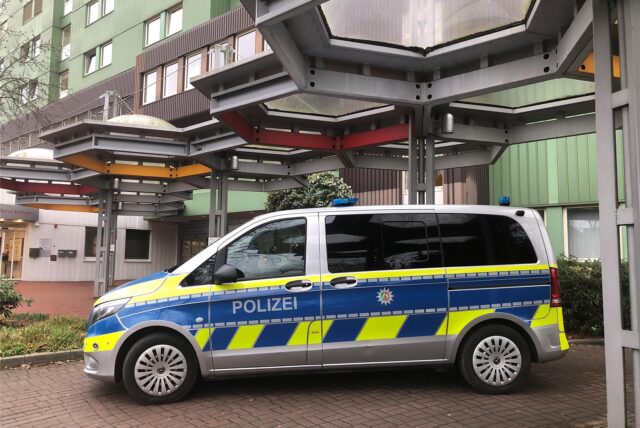 Ein Polizeiwagen steht vor dem Kamener Krankenhaus.