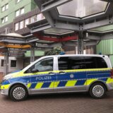 Ein Polizeiwagen steht vor dem Kamener Krankenhaus.