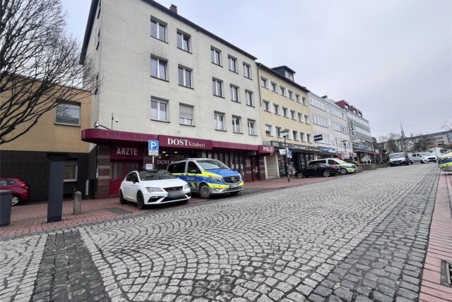 Ein Streifenwagen und ein Auto stehen vor der Polizeiwache Nord in Dortmund.
