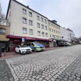 Ein Streifenwagen und ein Auto stehen vor der Polizeiwache Nord in Dortmund.