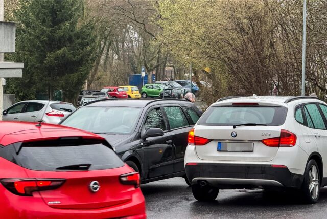 Morgens und nachmittags reihen sich die Elterntaxen auf der Langschedestraße in Dortmund-Wickede Stoßstange an Stoßstange.