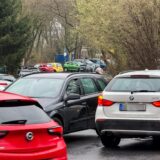 Morgens und nachmittags reihen sich die Elterntaxen auf der Langschedestraße in Dortmund-Wickede Stoßstange an Stoßstange.