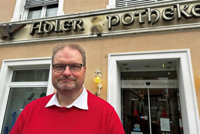 Friederich Schneider steht vor seiner Apotheke am Marktplatz in Werne