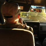 Zwei Menschen sitzen in einem Auto.