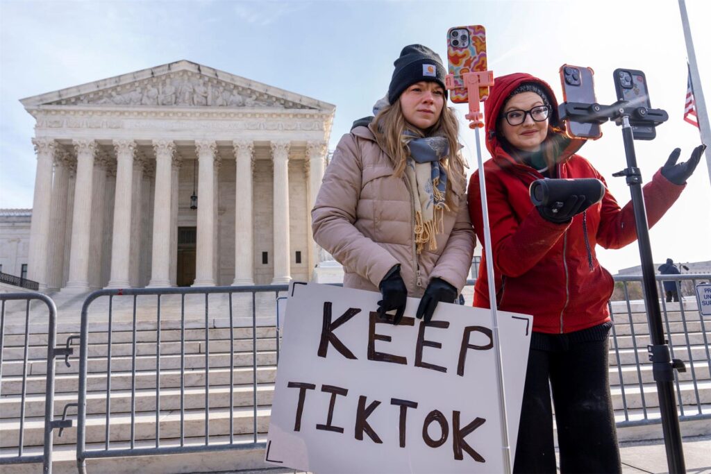 Sarah Baus, links, aus Charleston, South Carolina, und Tiffany Cianci, die sagt, sie sei eine Sarah Baus, links, aus Charleston, South Carolina, und Tiffany Cianci, die sagt, sie sei eine