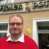 Friederich Schneider steht vor seiner Apotheke am Marktplatz in Werne