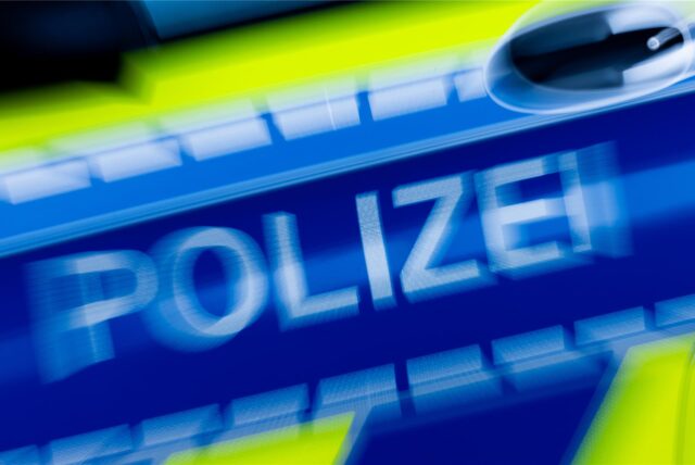 Der Schriftzug Polizei auf einem Streifenwagen