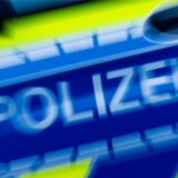Der Schriftzug Polizei auf einem Streifenwagen