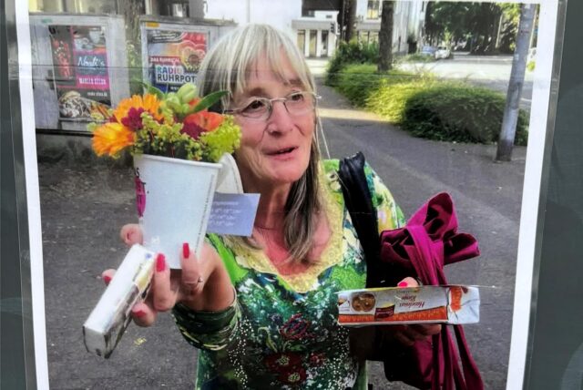 Das Foto der gewaltsam getöteten Rita hängt an vielen Stellen in ihrem Heimat-Stadtteil Hillen.