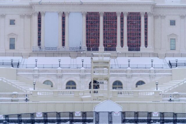Die Westseite des US-Kapitols ist von einem doppelten Zaun umgeben und mit Schnee bedeckt.