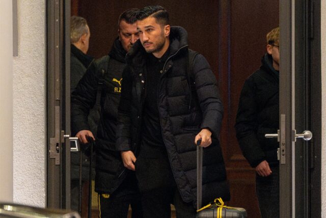Nuri Sahin schiebt einen Koffer.