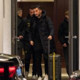 Nuri Sahin schiebt einen Koffer.