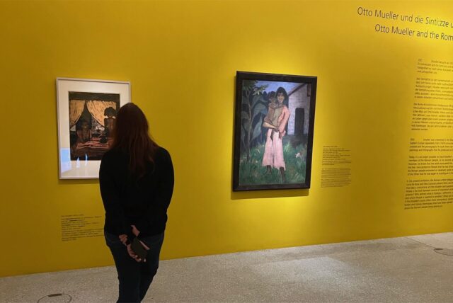Eine Besucherin der Ausstellung „Blicke Körper Distanz“ über den Maler Otto Mueller betrachtet Bilder im LWL-Museum für Kunst und Kultur in Münster.