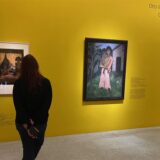Eine Besucherin der Ausstellung „Blicke Körper Distanz“ über den Maler Otto Mueller betrachtet Bilder im LWL-Museum für Kunst und Kultur in Münster.