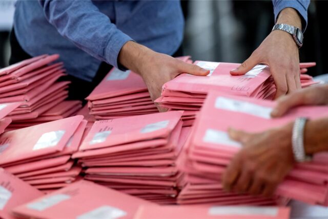 Wahlhelfer bereiten Briefwahlunterlagen vor.
