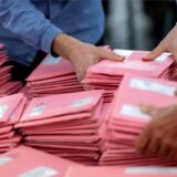 Wahlhelfer bereiten Briefwahlunterlagen vor.