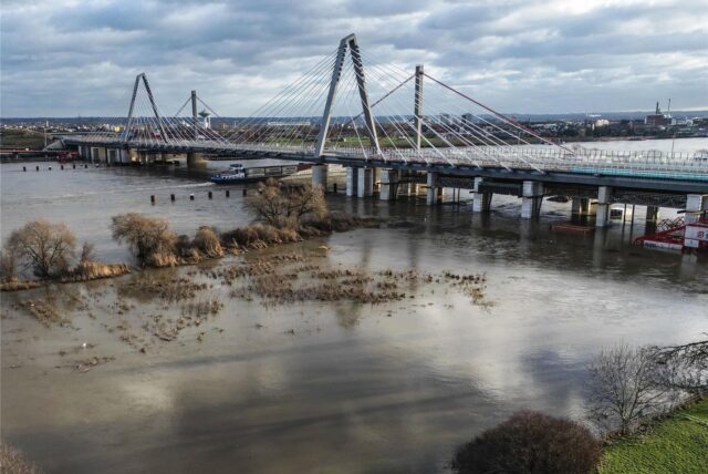 Der Neubau der Leverkusener Autobahnbrücke (vorne) steht vor dem alten Bauwerk (Aufnahme mit Drohne).