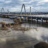 Der Neubau der Leverkusener Autobahnbrücke (vorne) steht vor dem alten Bauwerk (Aufnahme mit Drohne).