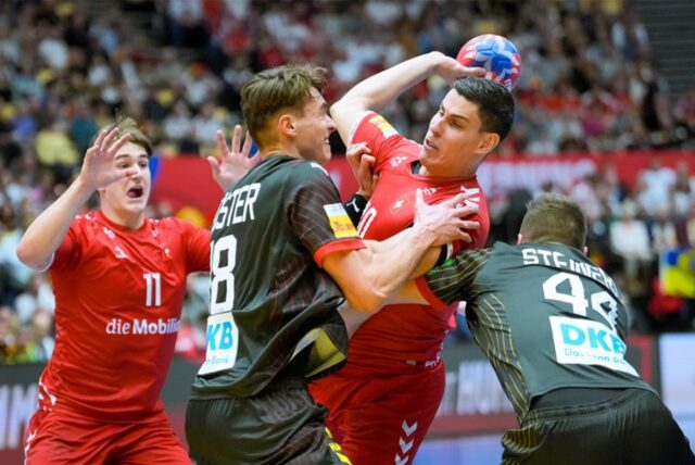 Deutschlands Christoph Steinert (r) und Deutschlands Julian Köster blocken Luka Maros aus der Schweiz.
