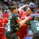 Deutschlands Christoph Steinert (r) und Deutschlands Julian Köster blocken Luka Maros aus der Schweiz.