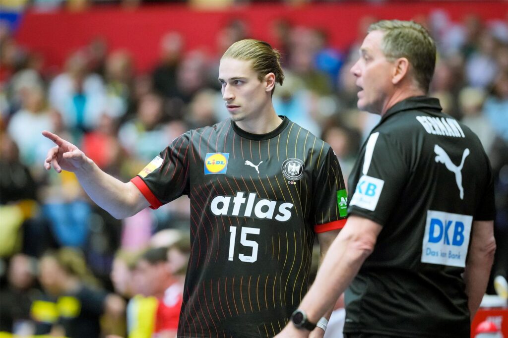 Deutschlands Trainer Alfred Gislason (r) wechselt Deutschlands Juri Knorr ein. Deutschlands Trainer Alfred Gislason (r) wechselt Deutschlands Juri Knorr ein.